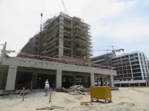 Ход строительства Azizi Riviera 27, Azizi Riviera — 27 апреля 2021, готовность 43.89%, снимок 3 из 8