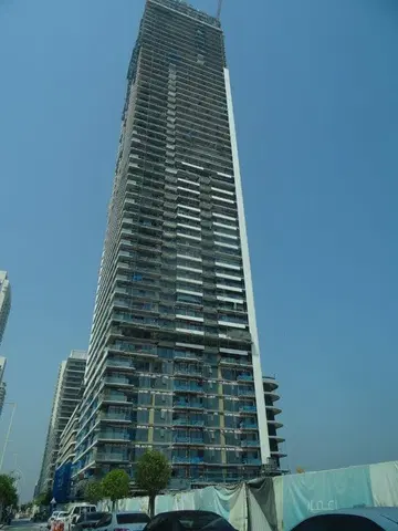 Ход строительства Grand Bleu Tower, Emaar Beachfront — 1 августа 2023, готовность 82.32%, снимок 2 из 11
