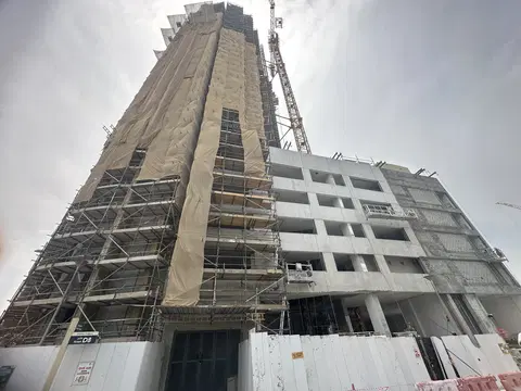 Ход строительства Santorini Residences, JVT District 2 — 23 апреля 2026, готовность 43,32%, снимок 7 из 8