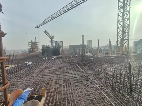 Ход строительства The Corner, DubaiLand Residence Complex — 6 февраля 2026, готовность 33.81%, снимок 3 из 10