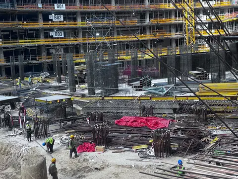 Binghatti Skyrise, Business Bay construction progress — 23 April 2026, 22.40% complete, photo 1 of 12